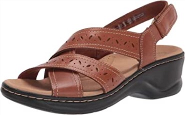 Sandalia Plana Mujer Lexi Perla Clarks Cuero Tostado Oscuro