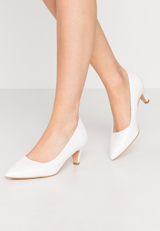 Tacones Clásicos Clarks Blancos De Moda