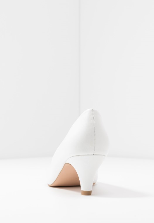 Tacones Clásicos Clarks Blancos De Moda