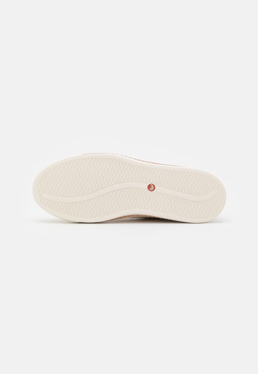 Zapatillas Clarks Light Sand Un Maui Con Cordones