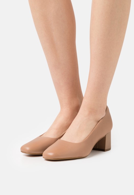 Pura Corte Tacones Clásicos Praliné Clarks