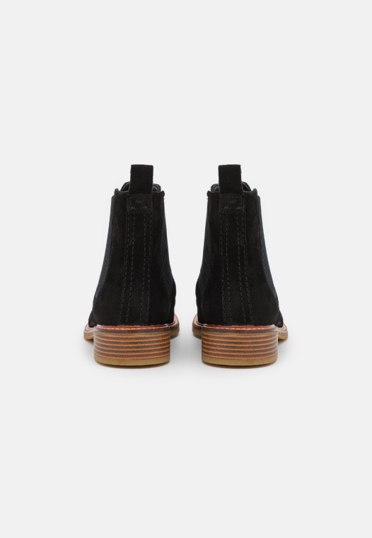 Colonia Negra Arlo Botines Clasicos Clarks