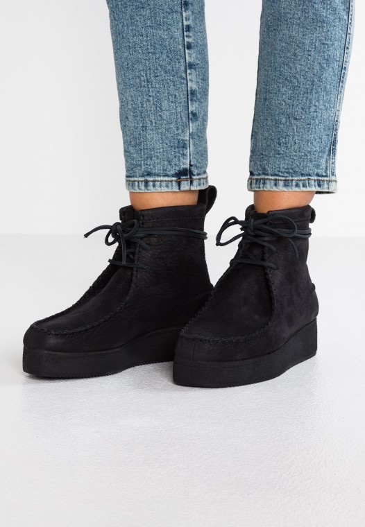 Botines Negros Con Plataforma Wallabee Hechos A Mano De Clarks