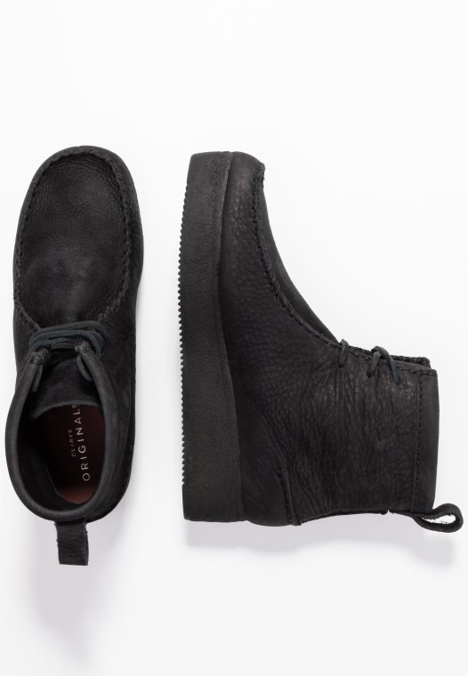 Botines Negros Con Plataforma Wallabee Hechos A Mano De Clarks