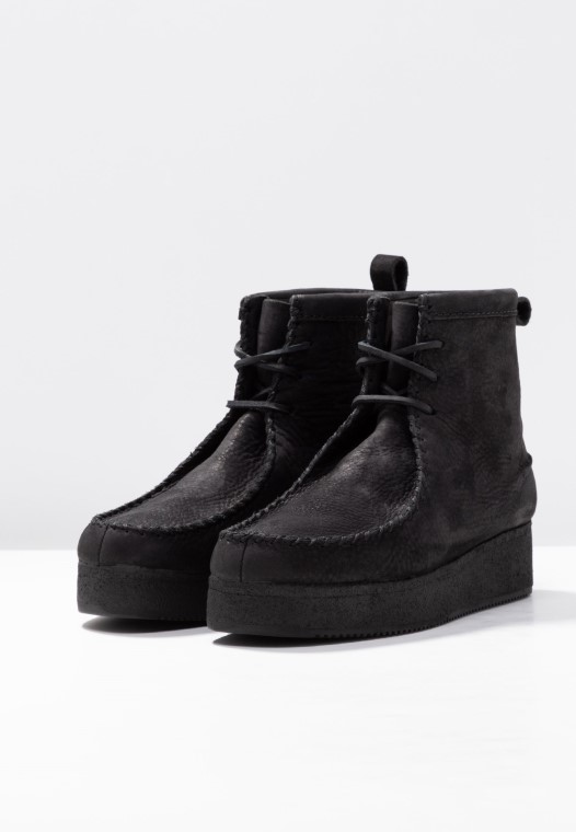 Botines Negros Con Plataforma Wallabee Hechos A Mano De Clarks