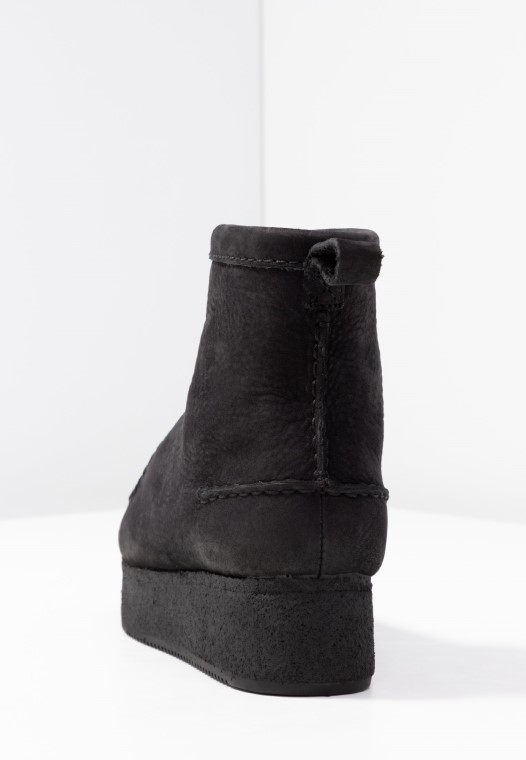 Botines Negros Con Plataforma Wallabee Hechos A Mano De Clarks