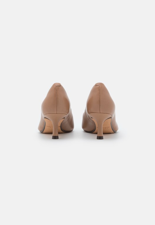 Corte Violeta Tacones Clásicos Clarks Praliné