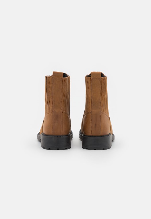 Botines Clasicos Orinoco Marron Clarks