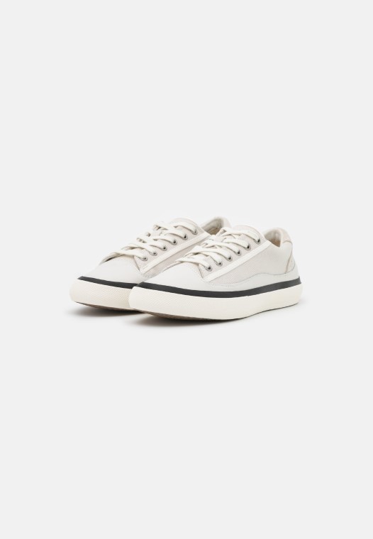 Zapatillas Blancas Clarks Aceley Con Cordones