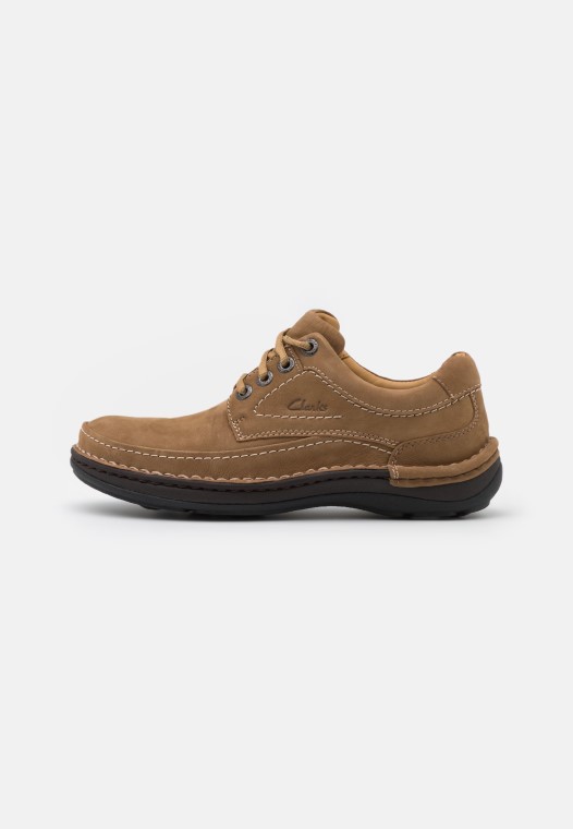 Naturaleza Tres Zapatos Casuales Con Cordones Clarks Arena Oscura