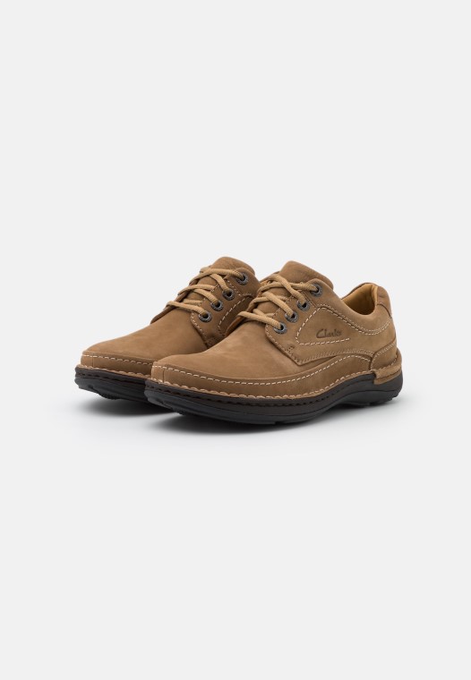 Naturaleza Tres Zapatos Casuales Con Cordones Clarks Arena Oscura