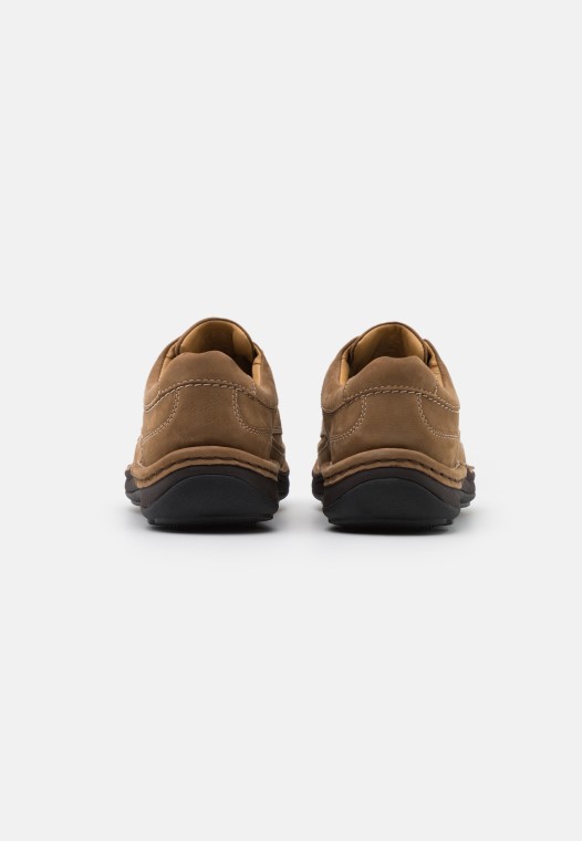 Naturaleza Tres Zapatos Casuales Con Cordones Clarks Arena Oscura