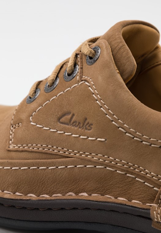 Naturaleza Tres Zapatos Casuales Con Cordones Clarks Arena Oscura