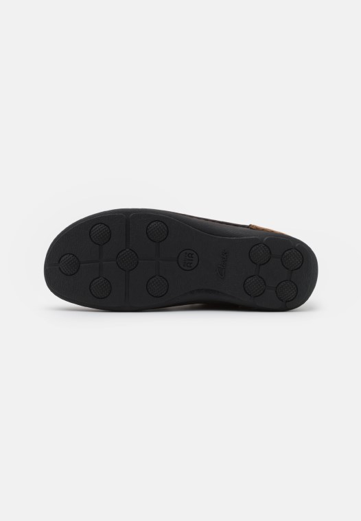 Naturaleza Tres Zapatos Casuales Con Cordones Clarks Arena Oscura