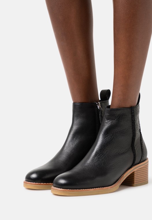 Botines Clarks Cologne Zip Clasico Negro