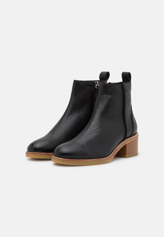 Botines Clarks Cologne Zip Clasico Negro