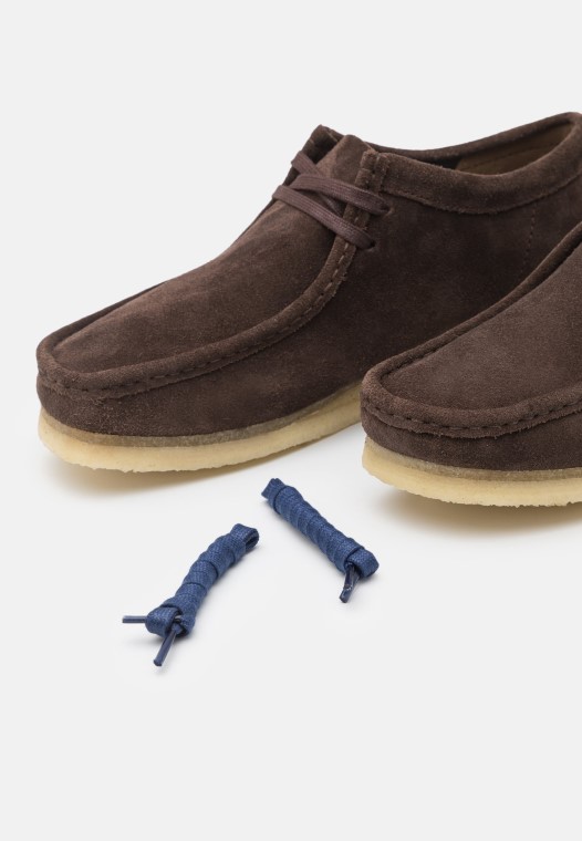 Wallabee Casual Con Cordones Clarks Marrón Oscuro