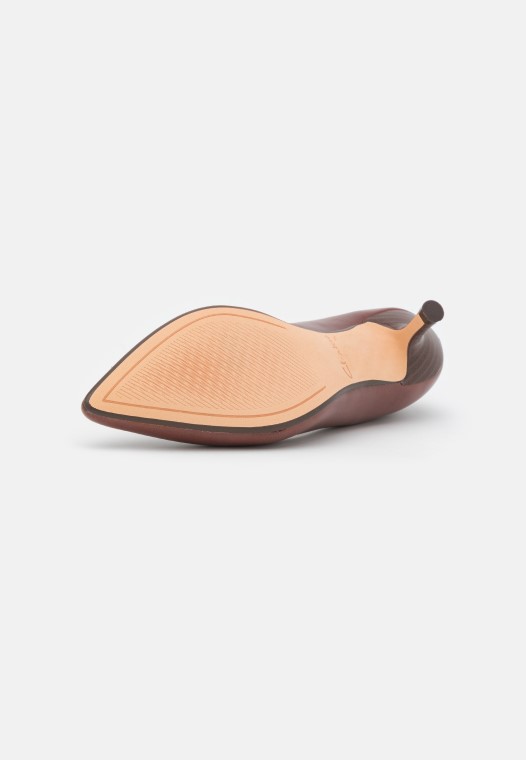 Violeta Tacones Clasico Coñac Clarks