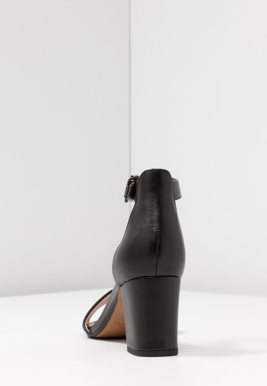 Sandalias Deva Mae Negras Clarks