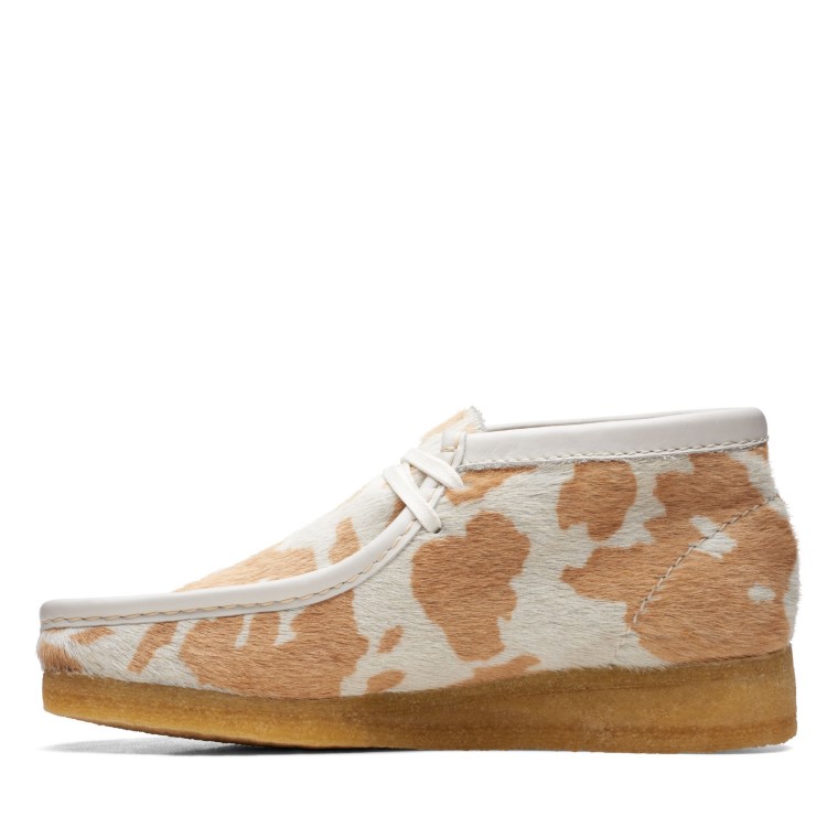 Bota Wallabee Marrón Con Estampado De Vaca De Clarks
