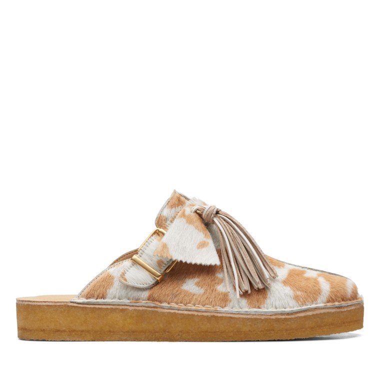 Mules Clarks Color Canela Con Estampado De Vaca