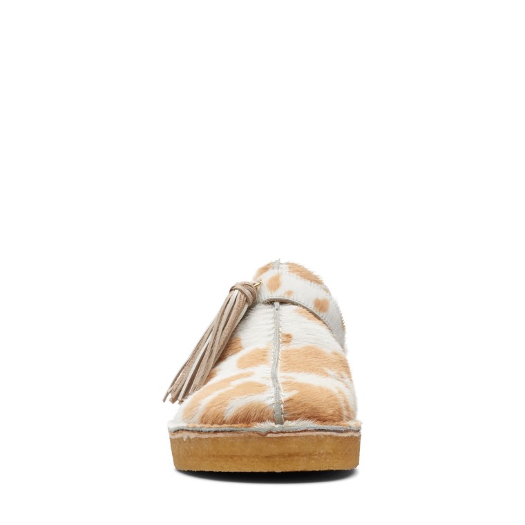 Mules Clarks Color Canela Con Estampado De Vaca