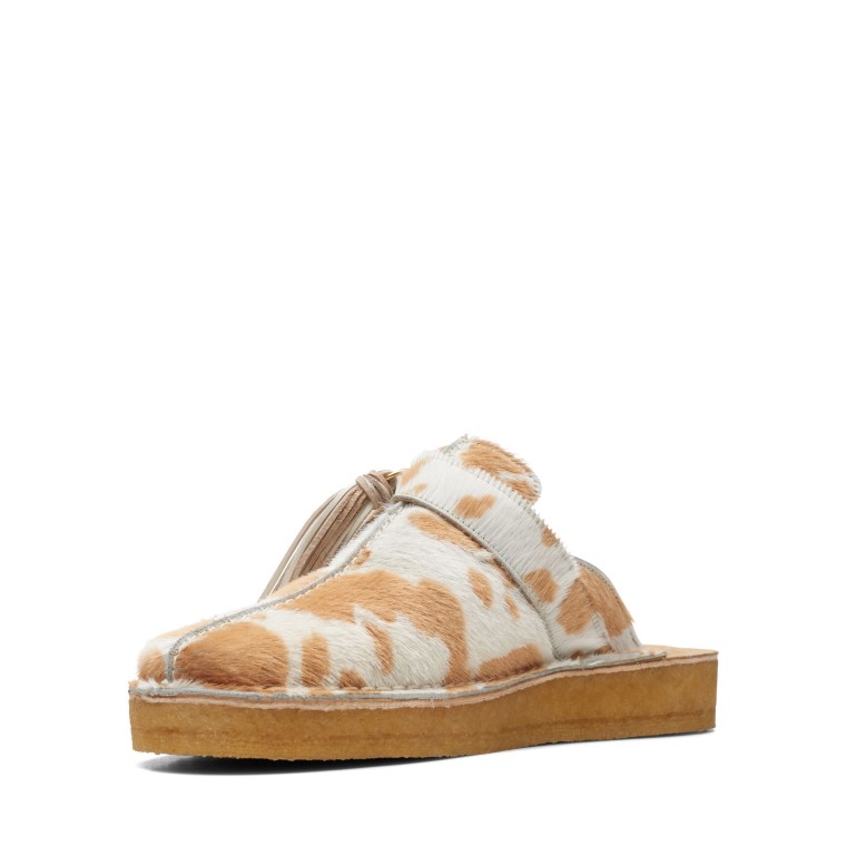 Mules Clarks Color Canela Con Estampado De Vaca