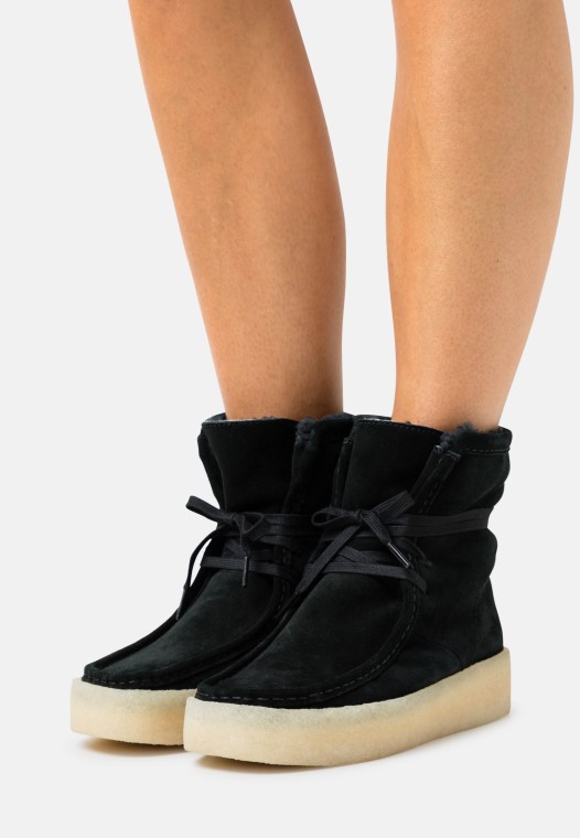 Botines Con Cordones Wallabee Cup Clarks Negro