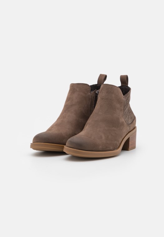 Botines Memi Zip Clarks Taupe