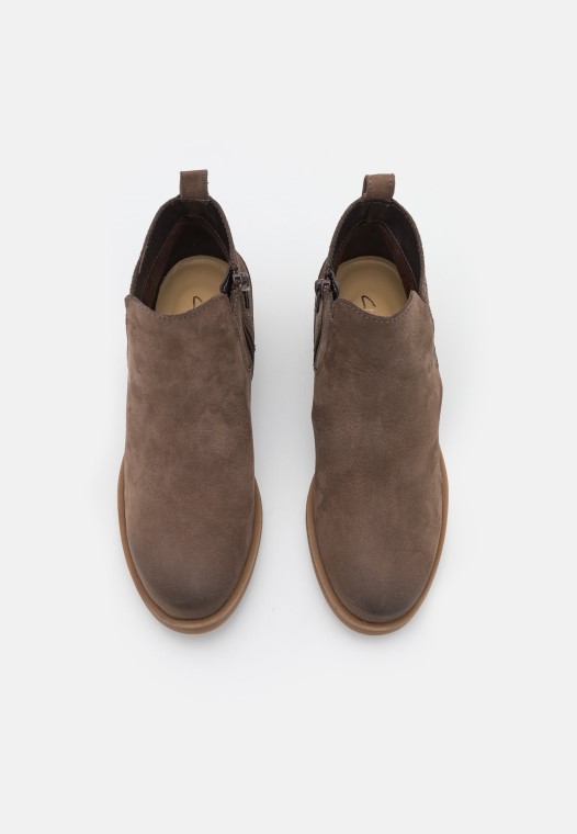 Botines Memi Zip Clarks Taupe